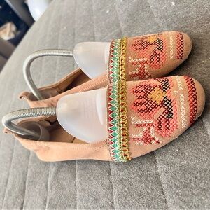 LATIGO Sz 8 Tan Suede Leather Embroidered Cross Stitch Moccasins